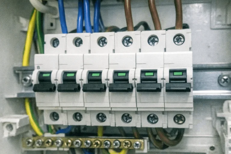 Geöffneter Verteilerkasten mit neuen Sicherungsautomaten und sauber beschrifteten Stromkreisen